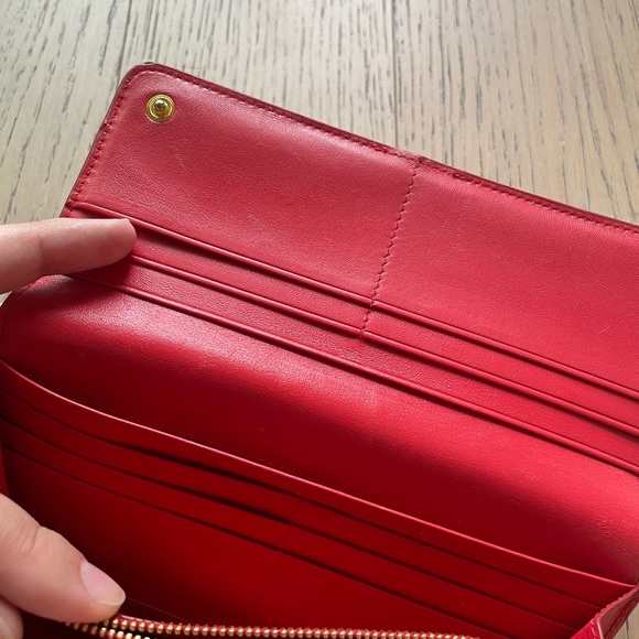 Red Prada Wallet - Picture 4 of 7